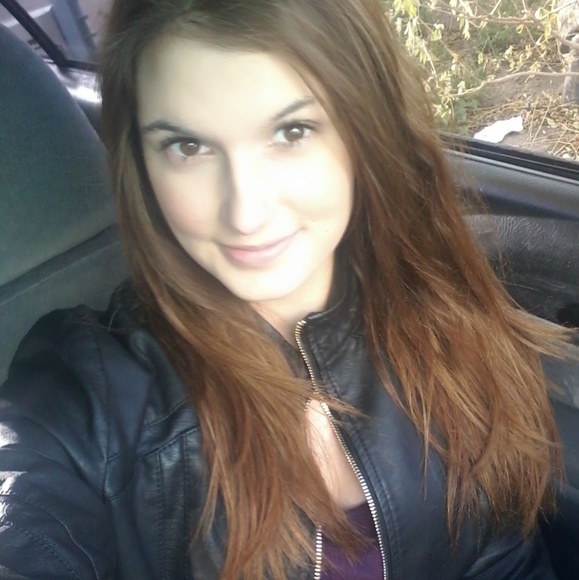 Meet your Posher, Emily - Picture 1 of 4